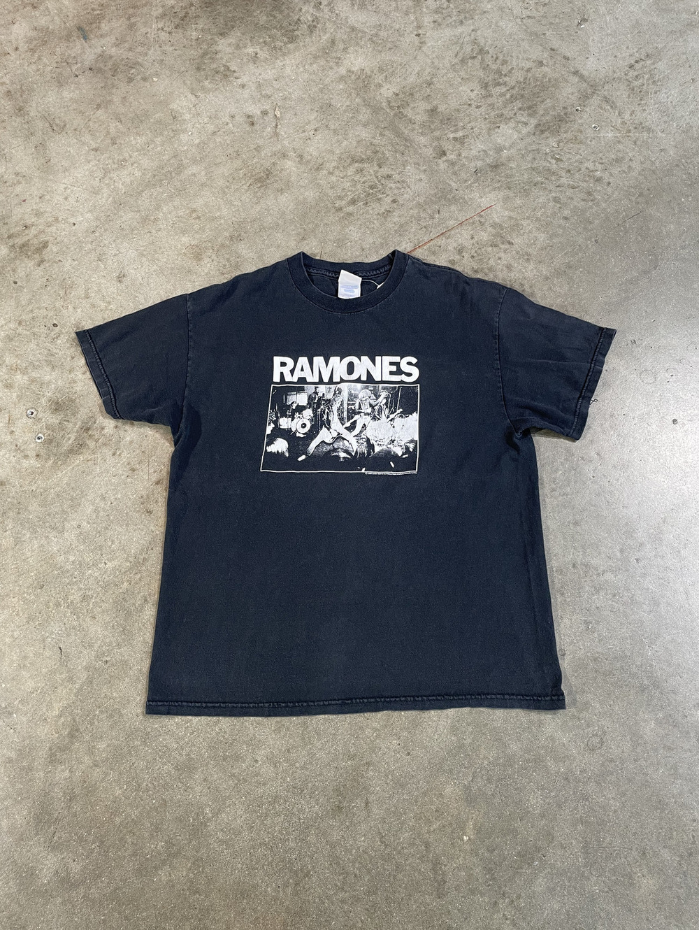 Y2K Vintage Ramones Tee Medium Fit 21x26 faded distressed